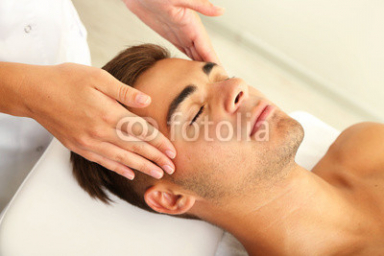 Man_having_head_massage_close_up.jpg